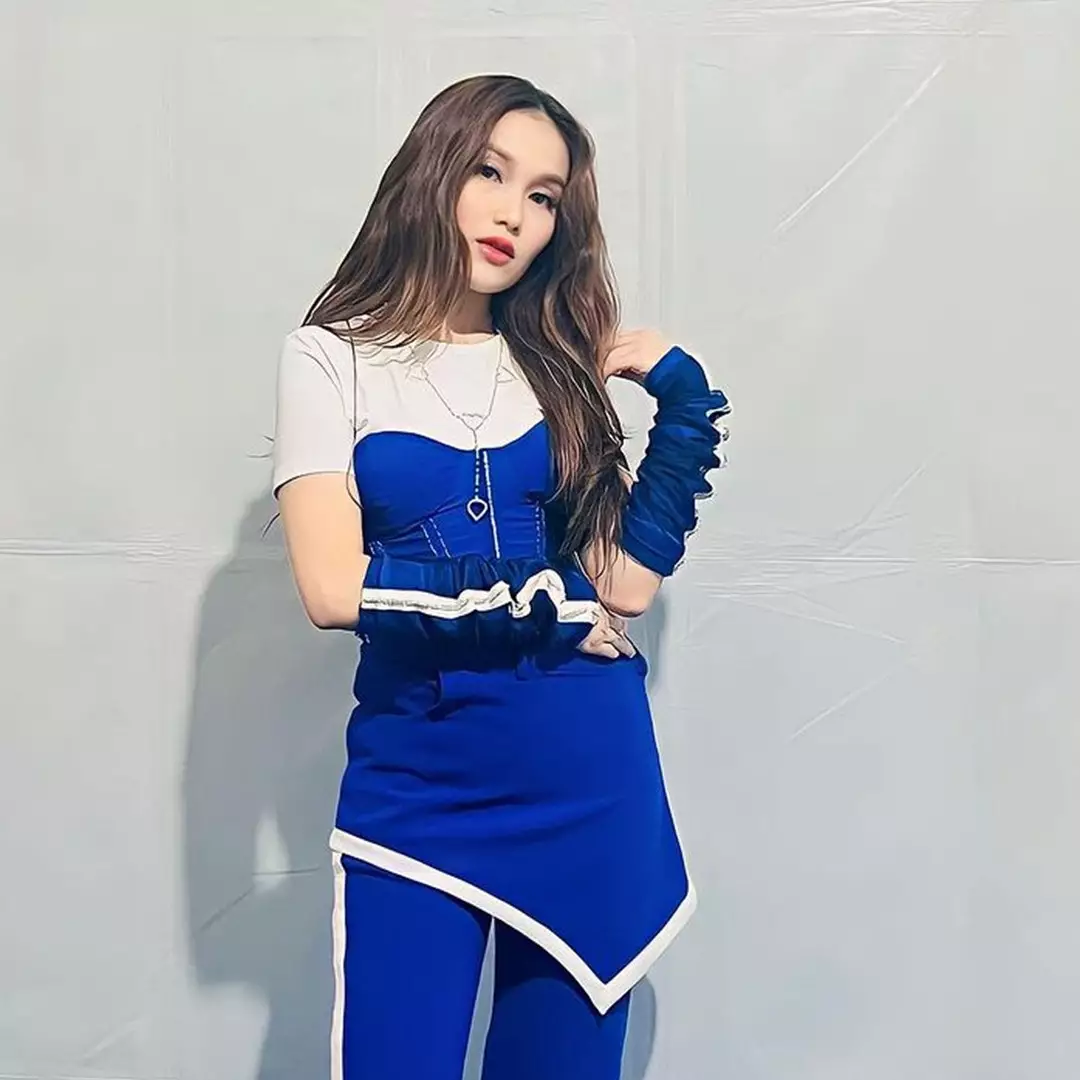 9 Potret Ayu Ting Ting di video klip Alamat Palsu ini viral, jogetnya malah bikin ngakak