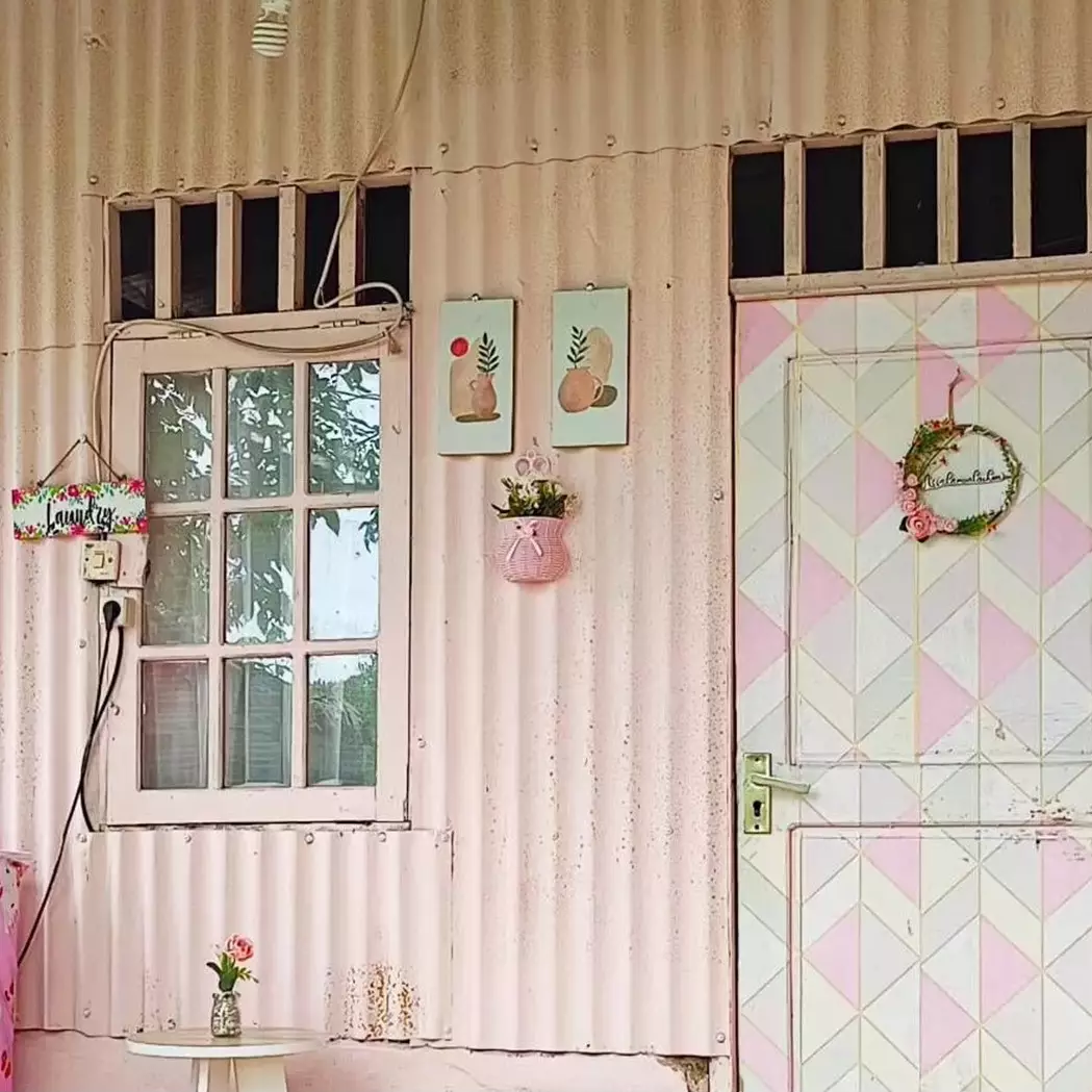 Berdinding seng, 11 potret interior rumah ini isinya seperti hunian milik influencer home decor