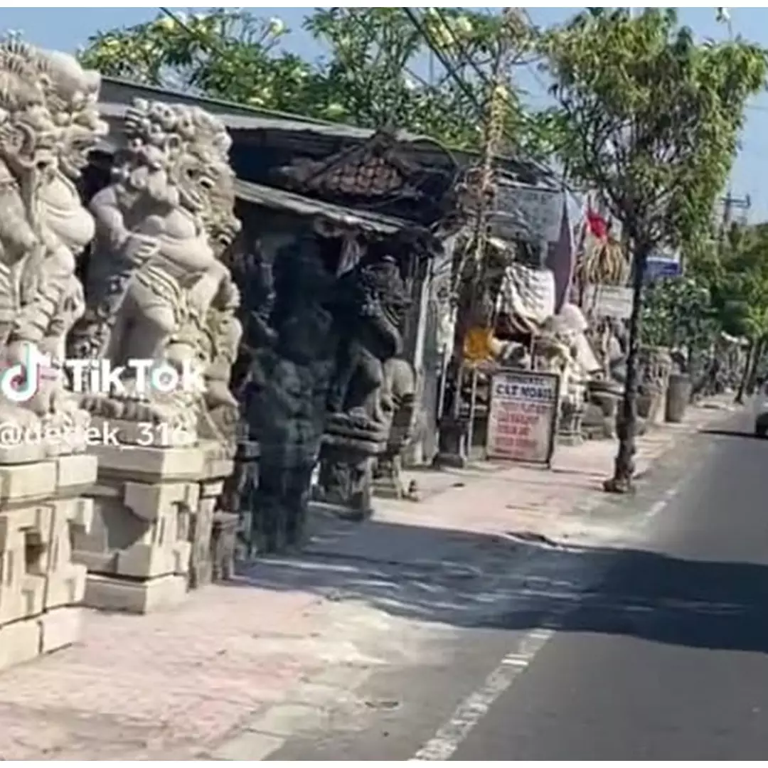 Toko patung batu jual pahatan mirip emoticon ini alih-alih buat takjub malah bikin ngakak