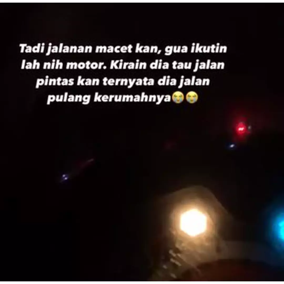 Coba-coba lewat jalan tikus demi hindari macet, pria ini malah ikuti pemotor yang pulang ke rumah