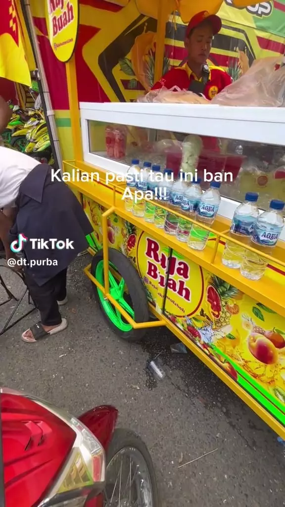 Gerobak pedagang pakai ban balap © TikTok