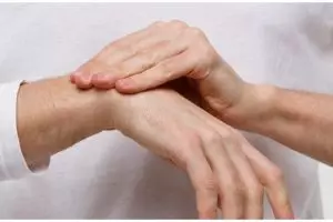 Bukan dengan kunyit, ini cara atasi tangan belang hanya pakai 1 jenis bunga