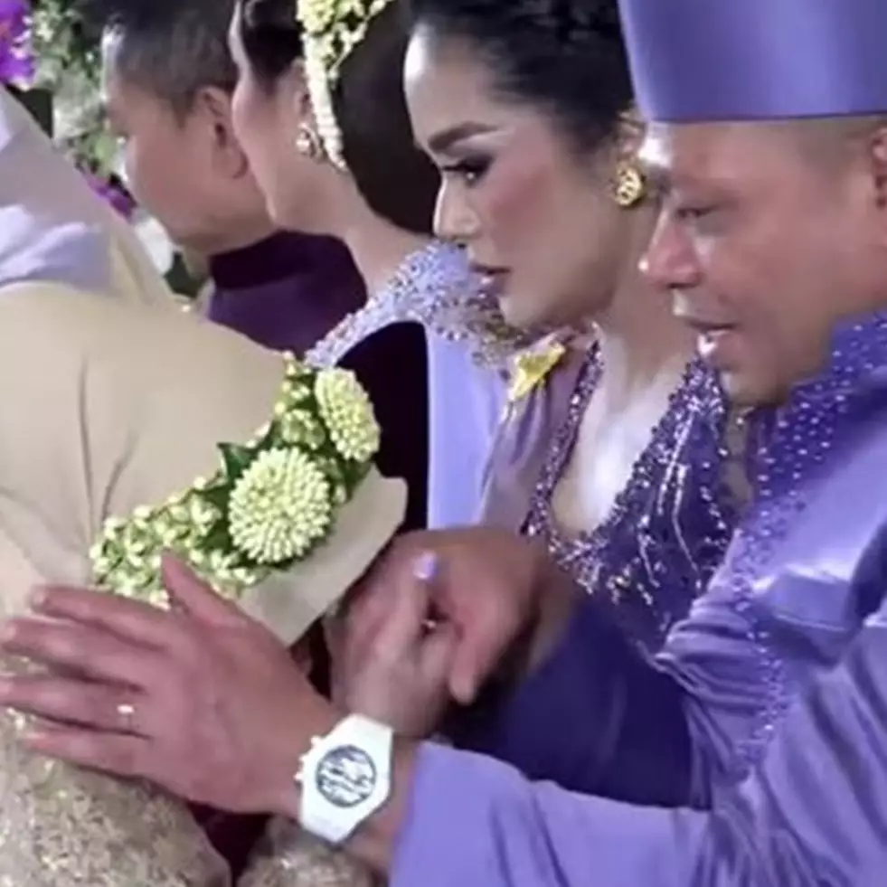 Potret kedekatan 9 seleb cantik dengan ayah sambung, momen kening Aurel dicium Raul Lemos bikin haru