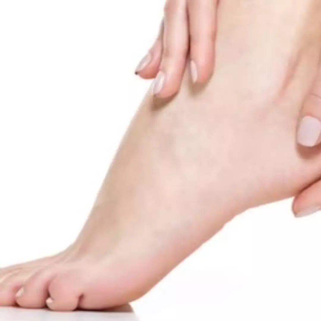 Bukan pakai kopi, ini cara cerahkan mata kaki hitam dan kapalan dengan 1 produk pembersih gigi