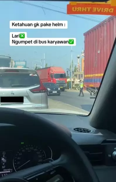 Momen kocak pengendara motor ketahuan polisi nggak pakai helm TikTok