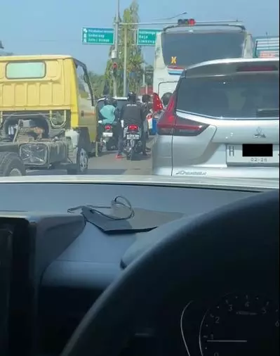 Momen kocak pengendara motor ketahuan polisi nggak pakai helm TikTok