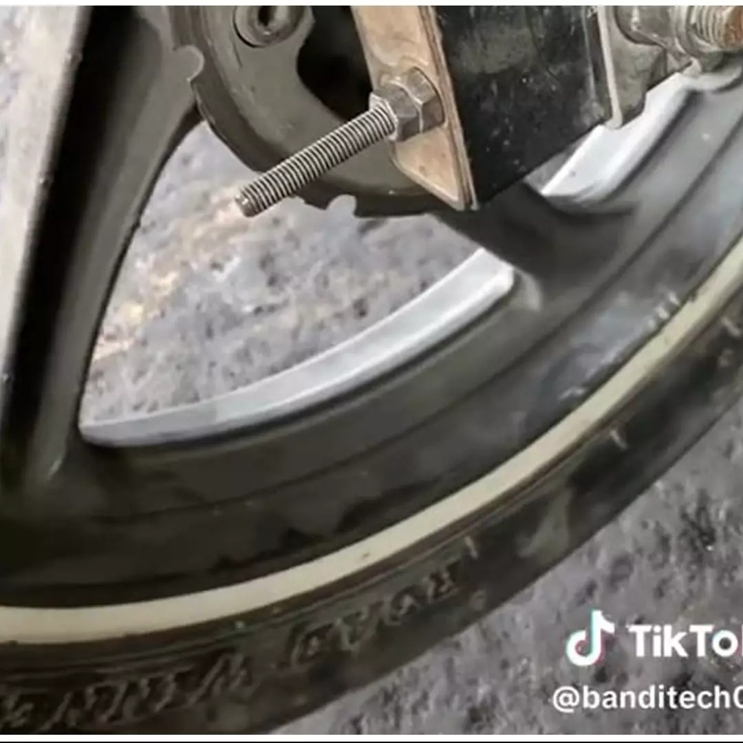 Akibat kampas rem tak pernah diganti, bentuk piringan pada ban motor ini nggak keruan abis