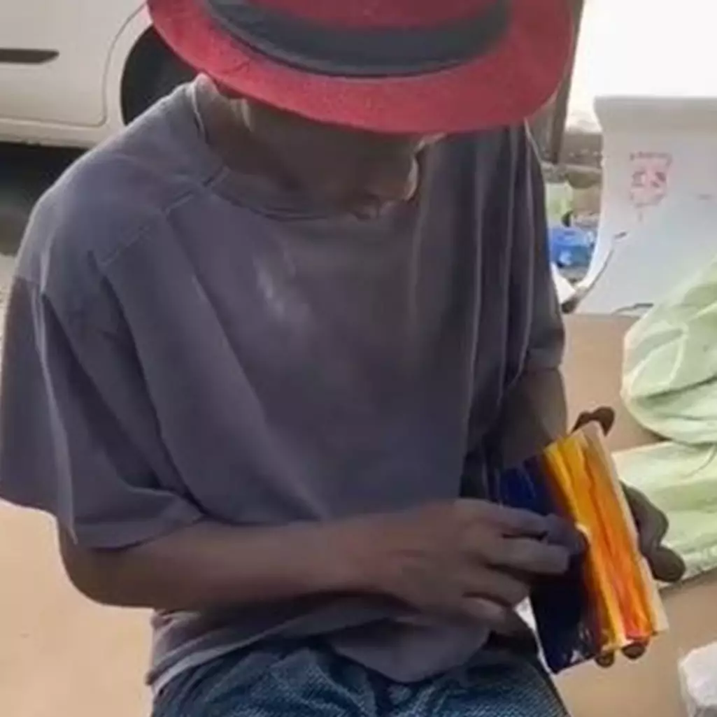 Lukisan pemandangan gunung karya pelukis jalanan ini ditawar Rp 3 miliar, begini kisah di baliknya