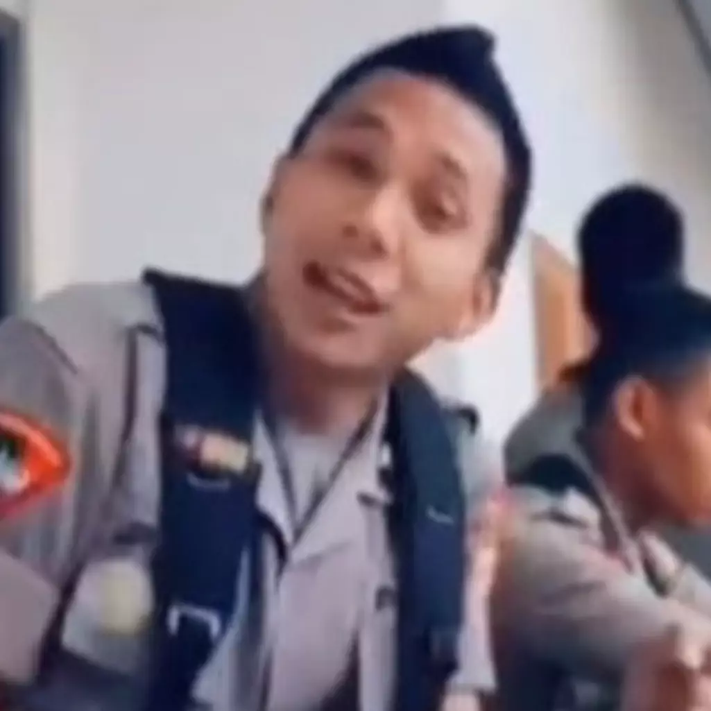 Tak lagi ngartis pilih jadi politisi, intip 11 potret terbaru mantan polisi viral Norman Kamaru