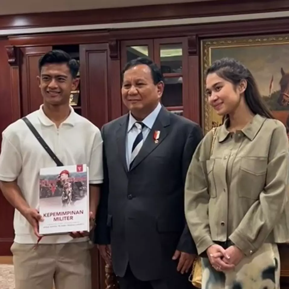Gayanya disebut kelewat santai ketemu menteri, 9 momen Pratama Arhan dan istri sowan ke kantor Prabowo