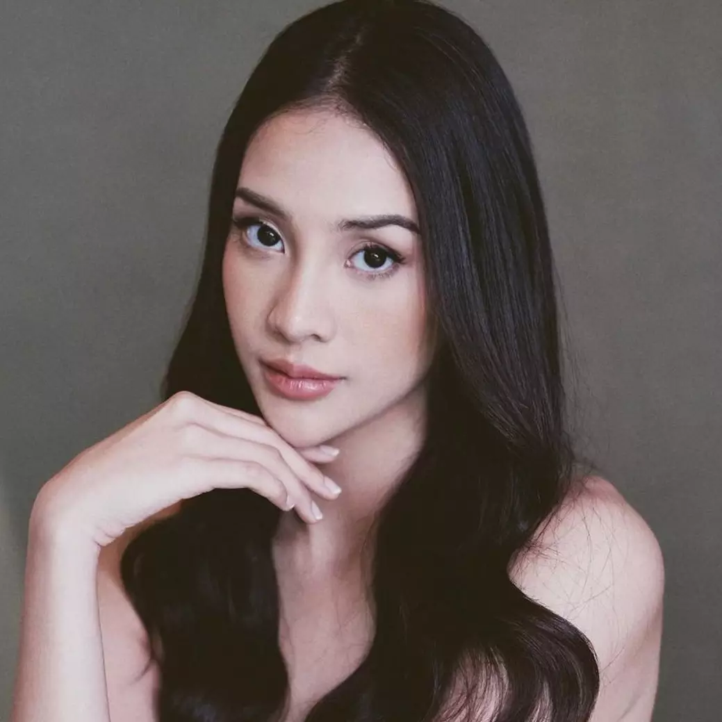 10 Potret dulu dan kini Anya Geraldine, gayanya saat SMA culun banget bikin pangling