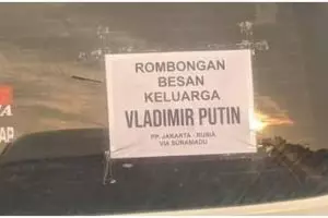 11 Tulisan pengumuman kocak di belakang mobil bikin gagal fokus, ada rombongan besan Vladimir Puti