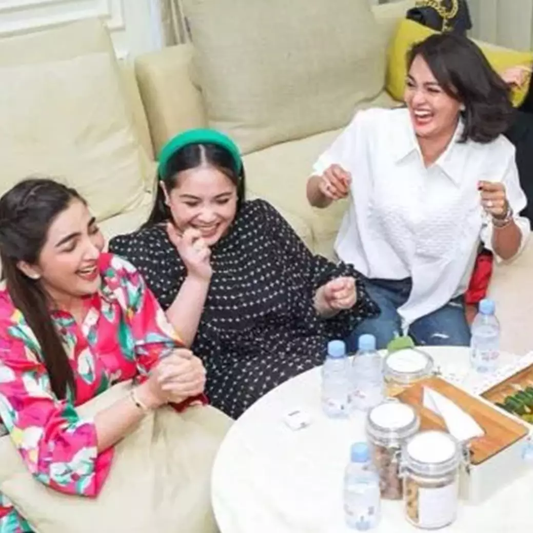 9 Momen keseruan kumpul Geng Cendol, edisi ultah Ayu Dewi kostumnya niat banget