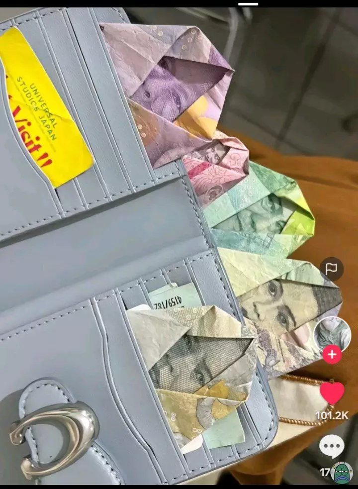 isi dompet nyeleneh © berbagai sumber