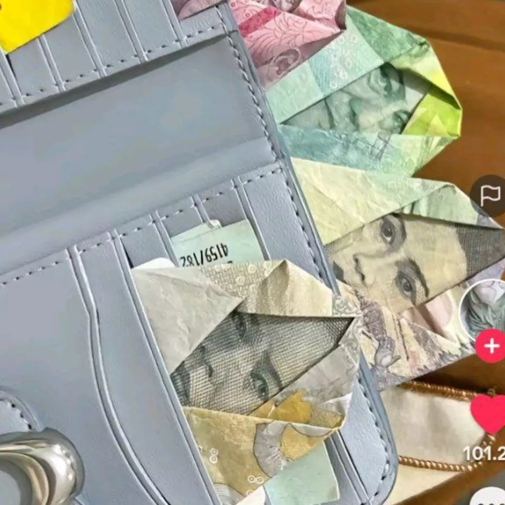 11 Potret kocak penampakan isi dompet ini bikin senyum tipis walau tanggal tua