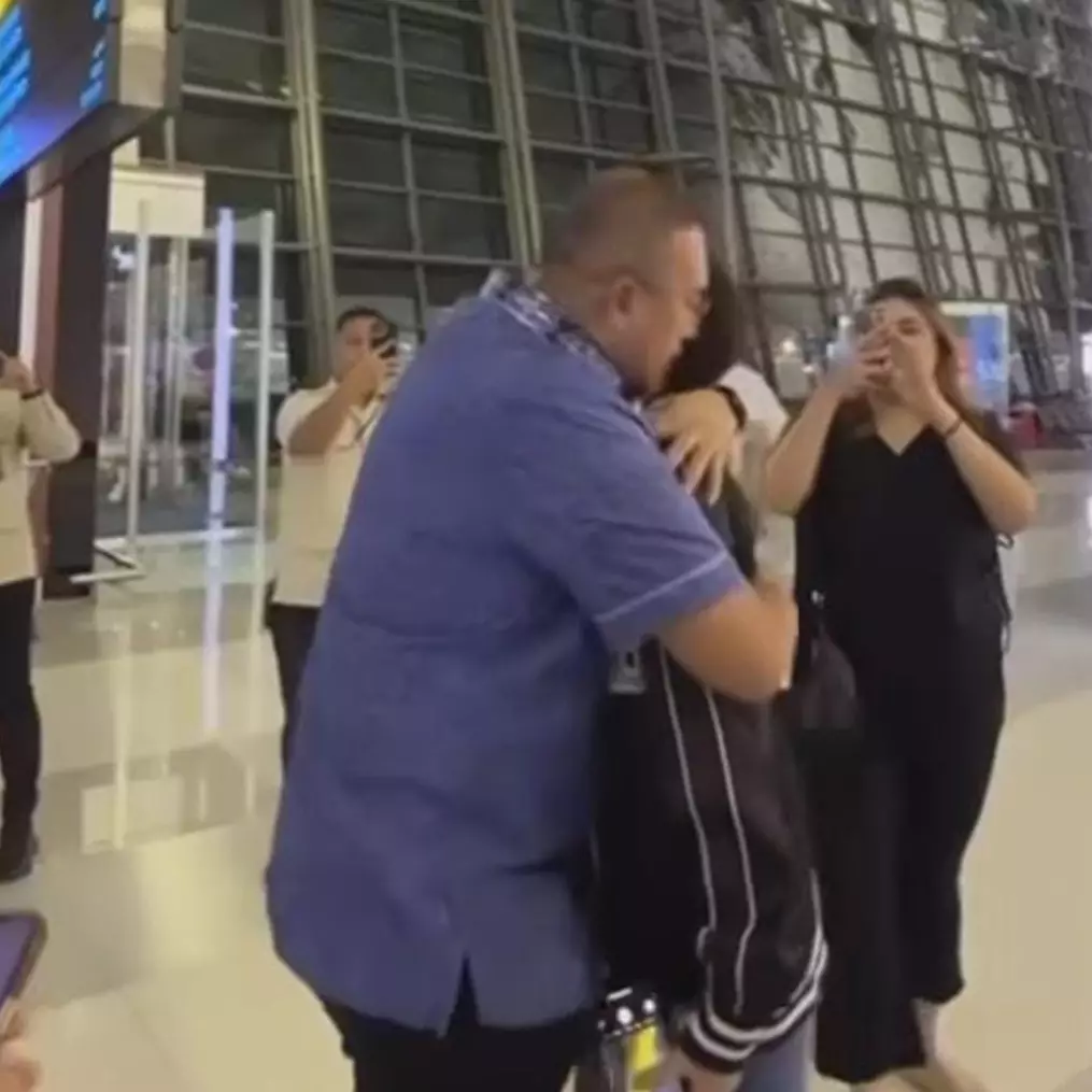 9 Momen Azizah Salsha berangkat ke Jepang menyusul suami, perlakuan manis sang ayah bikin haru