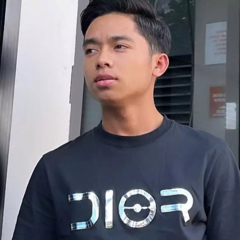 Auranya bak pria dewasa, 9 penampilan Betrand Peto pakai kacamata ini bikin susah dikenalin