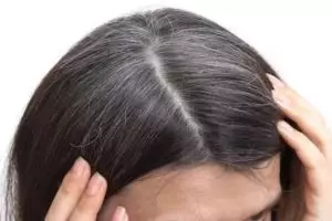 Hitam pekat tanpa jintan dan kopi, ini cara menghentikan tumbuhnya uban dengan 1 jenis buah-buahan