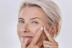 Bukan dengan kentang, begini cara kencangkan wajah keriput pakai masker dari 1 jenis biji-bijian