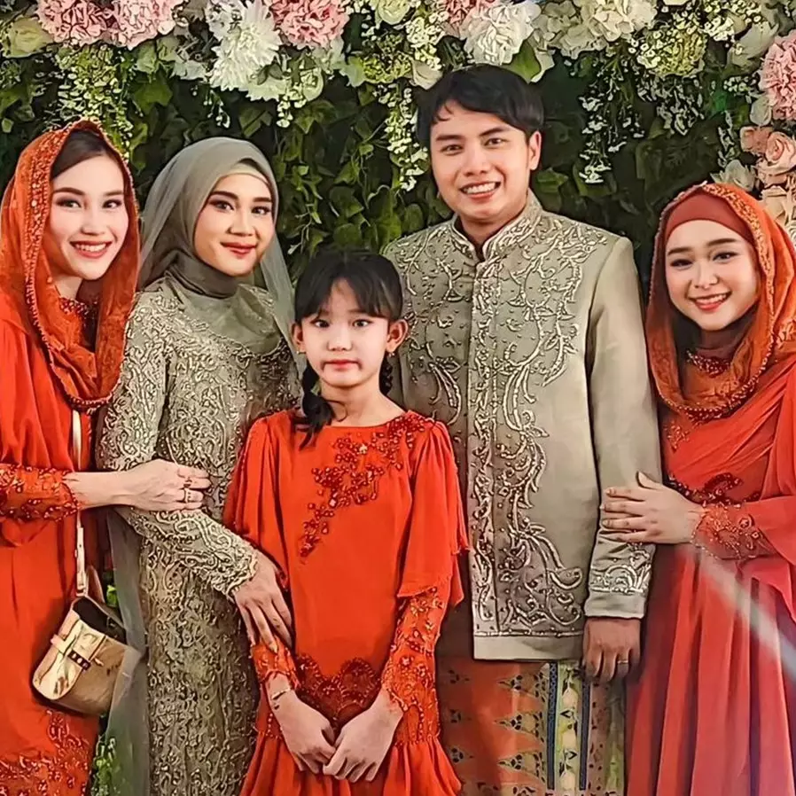 9 Penampilan Syifa adik Ayu Ting Ting di acara lamaran sepupu, perut buncitnya tuai atensi