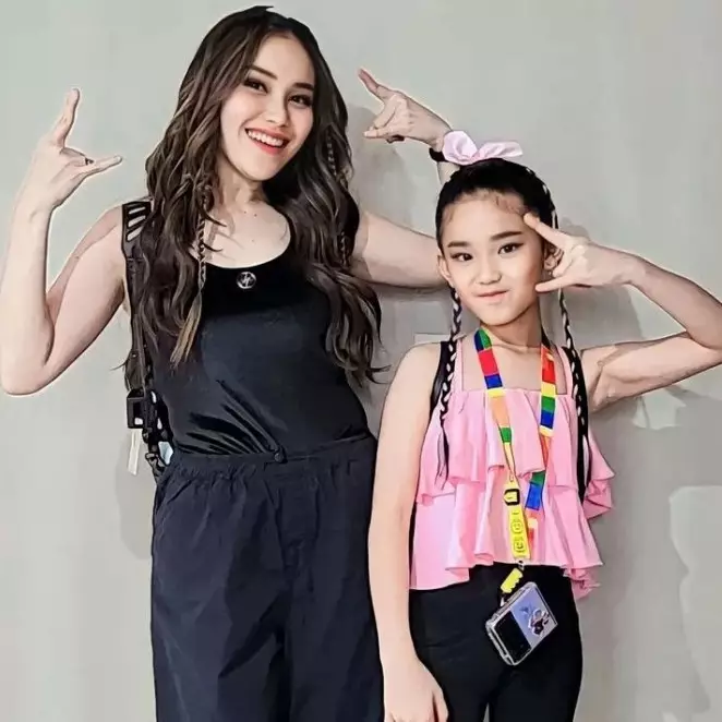 Masih bocah tapi penampilannya nggak kalah dari ABG, 11 gaya modis Bilqis ini bukti tiru Ayu Ting Ting