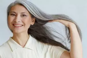 Tanpa henna dan jintan, begini trik menghitamkan rambut uban ala rumahan dengan 1 jenis buah-buahan