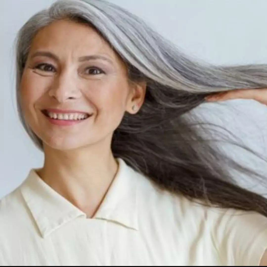Tanpa henna dan jintan, begini trik menghitamkan rambut uban ala rumahan dengan 1 jenis buah-buahan