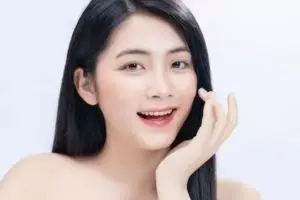 Nggak perlu tambahan kunyit, begini cara memutihkan wajah dan leher belang pakai 1 jenis minyak 