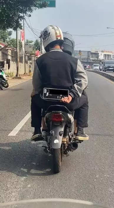 Momen kocak pengendara motor dengan plat motornya TikTok