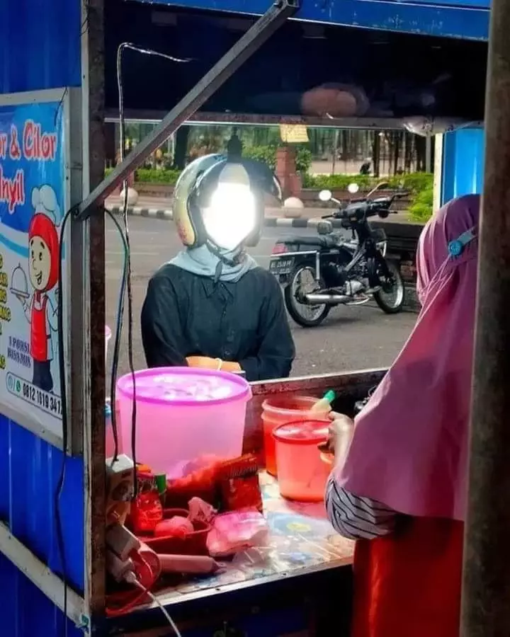 Foto lucu orang tak sengaja terpotret di warung Berbagai sumber