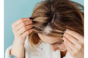 Tak hanya daun kari, ini trik memperlambat tumbuhnya rambut uban pakai 1 jenis bahan masakan