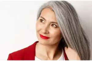 Nggak perlu disemir, ini trik menghilangkan rambut beruban sampai ke akarnya pakai 1 jenis biji-bijian