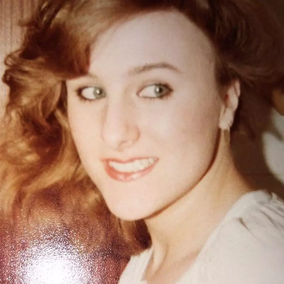 Masa muda ibu seleb cantiknya disebut mirip Princess Diana, intip 11 transformasinya bikin jatuh hati