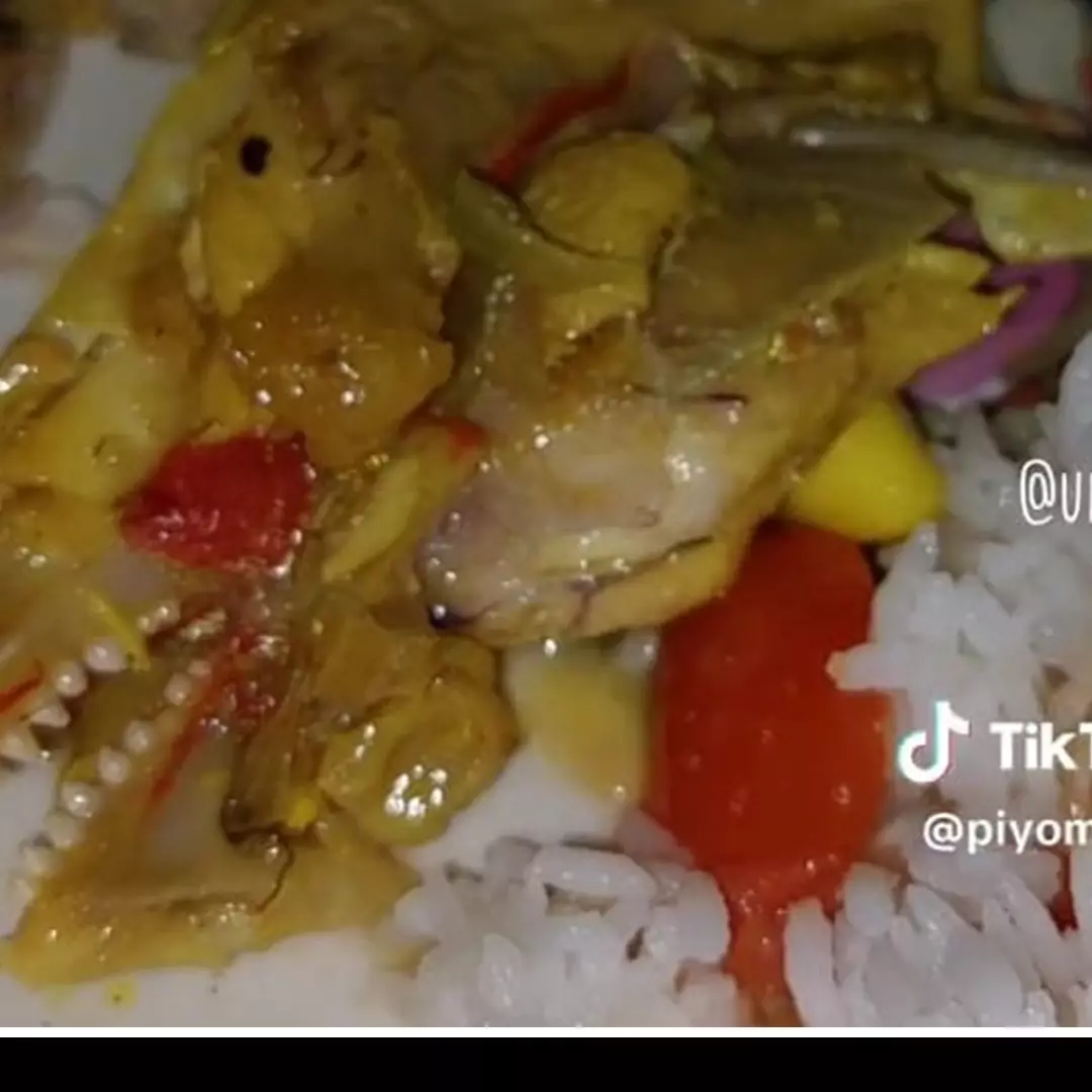 Lagi enak-enak makan ikan wanita ini malah ketemu benda nyeleneh, untung nggak ikut tertelan