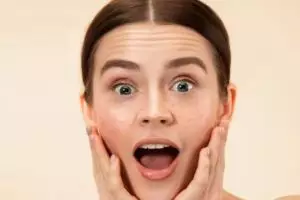 Nggak perlu tambahan kunyit, ini trik hilangkan flek hitam pada wajah pakai 1 jenis produk pelembap