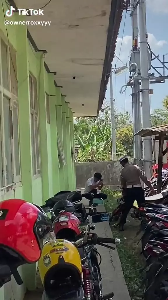 Murid sembunyikan motor di tempat tak terduga © TikTok Murid sembunyikan motor di tempat tak terduga © TikTok