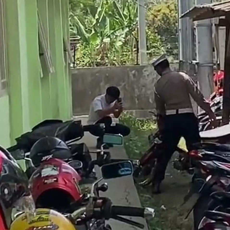 Hindari razia polisi di sekolah, cara murid sembunyikan motor di tempat tak terduga ini boleh juga