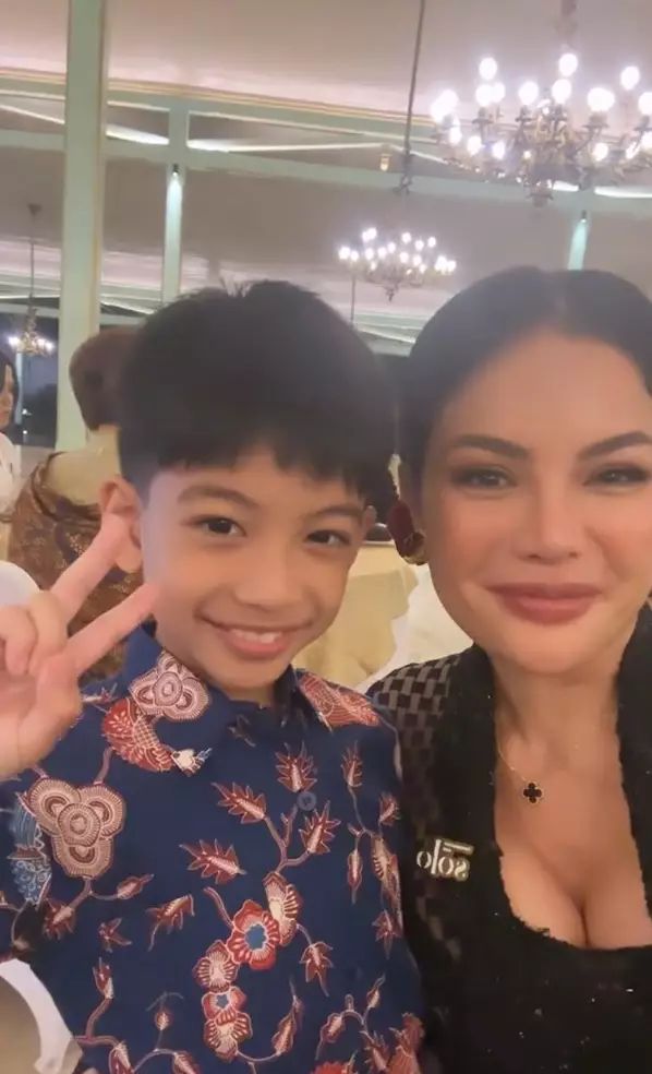  interaksi jan ethes dan nikita mirzani di video bikin gemas © berbagai sumber