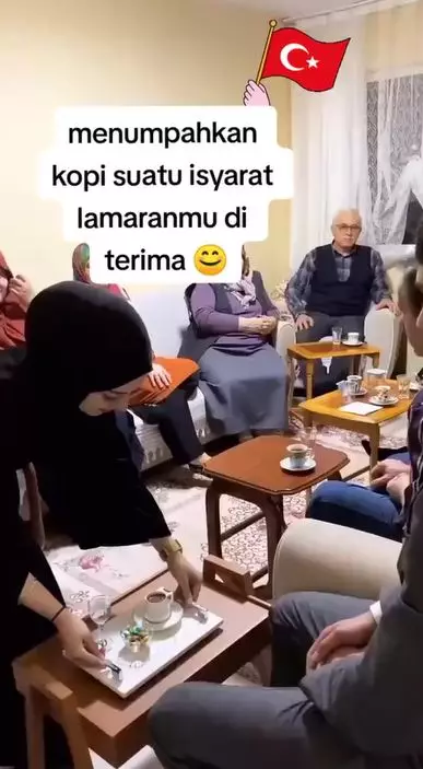 Momen wanita sengaja tumpahkan kopi di acara lamaran TikTok Momen wanita sengaja tumpahkan kopi di acara lamaran TikTok