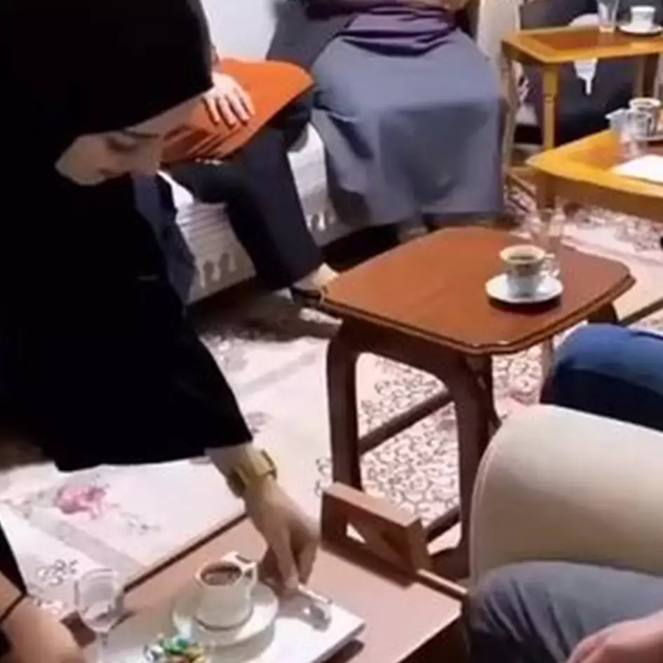 Sengaja tumpahkan kopi di acara lamaran, aksi wanita ini ternyata punya arti romantis