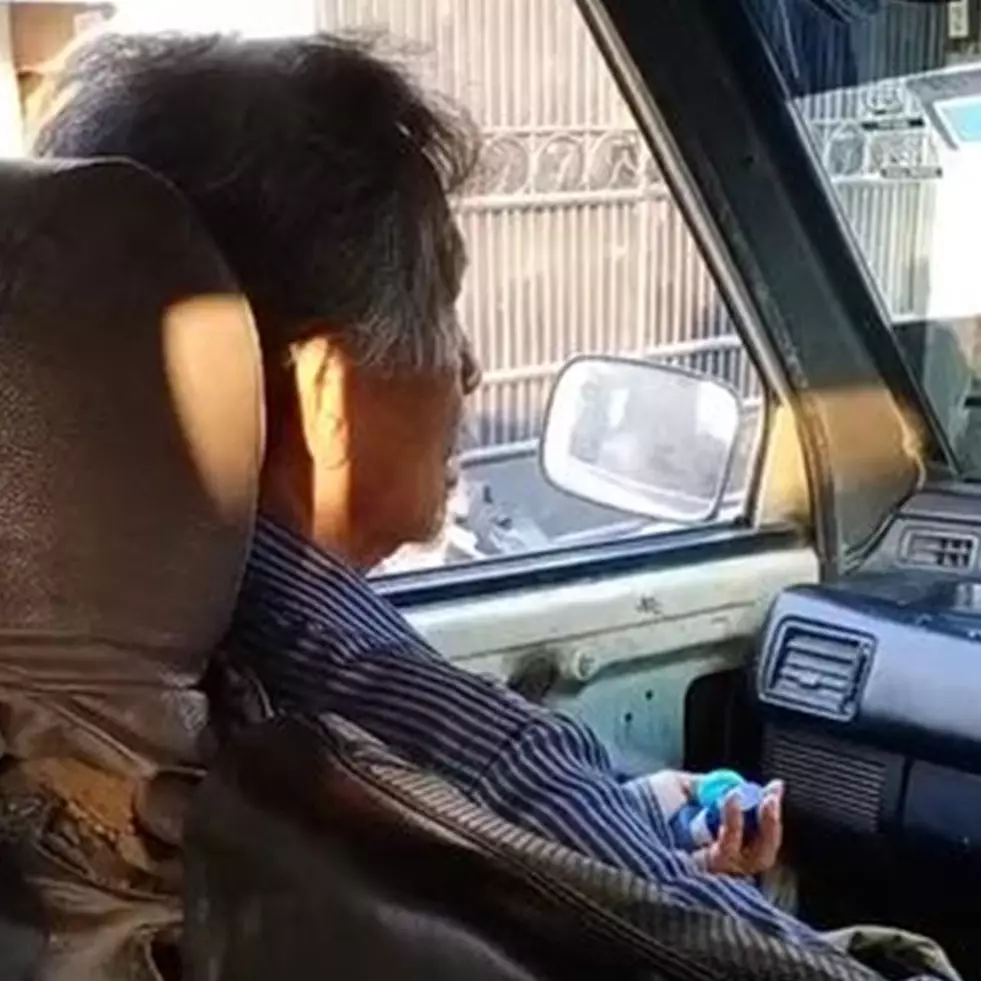 Momen kakek naik angkot tapi bayar pakai tutup botol ini banjir sorotan, tanggapan sopir bikin haru