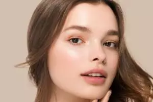 Nggak perlu tambahan kunyit, begini trik bikin wajah putih dan glowing pakai 1 jenis olahan susu