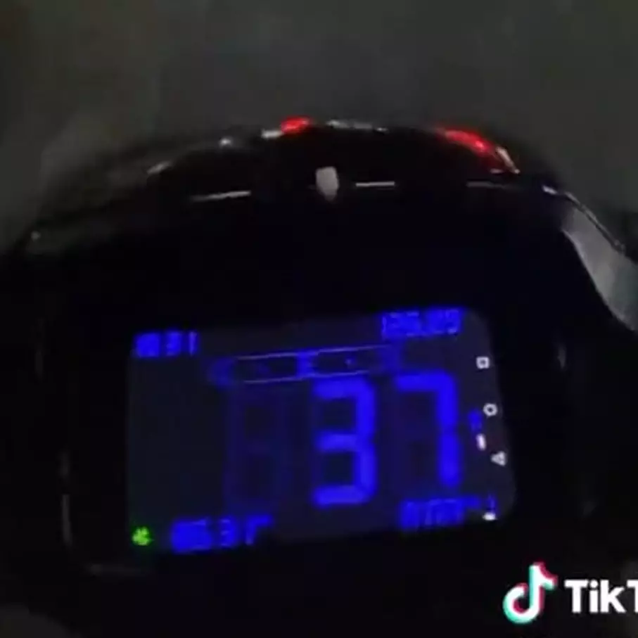 Moditifkasi speedometer motor jadul ini kelewat canggih, inovasinya auto bikin tepuk tangan