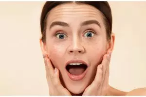 Tanpa serum ceramide, ini cara pudarkan garis halus dan kerutan pakai masker dari 1 bahan alami