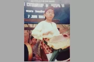 Bocah bermuka cemong ini dulunya tukang dekorasi panggung, siapa sangka kini jadi komedian top