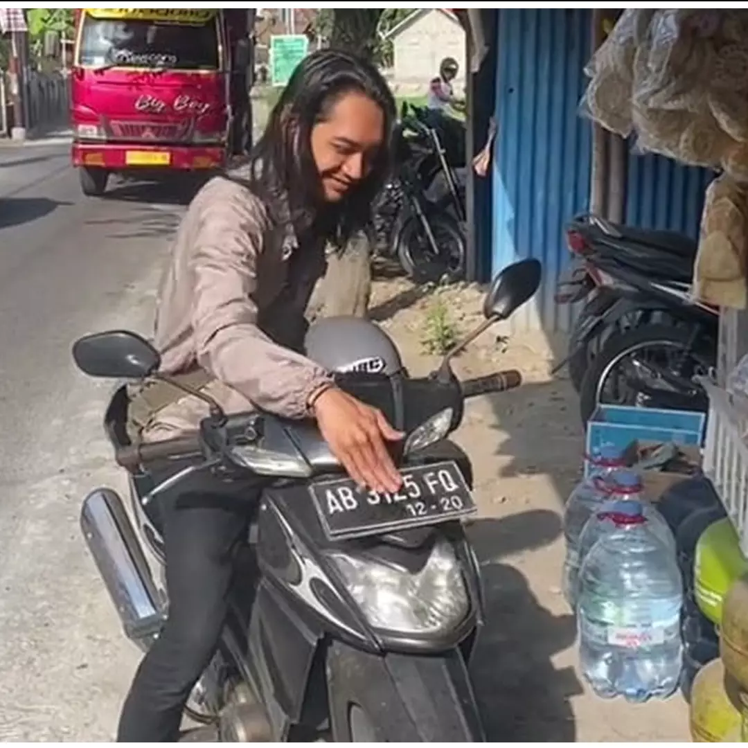 Momen pengendara buka tangki bensin super canggih ini bikin melongo, autopengin modif motor sendiri
