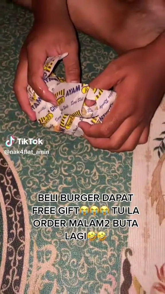 Pesan burger bonus stapler © TikTok Pesan burger bonus stapler © TikTok