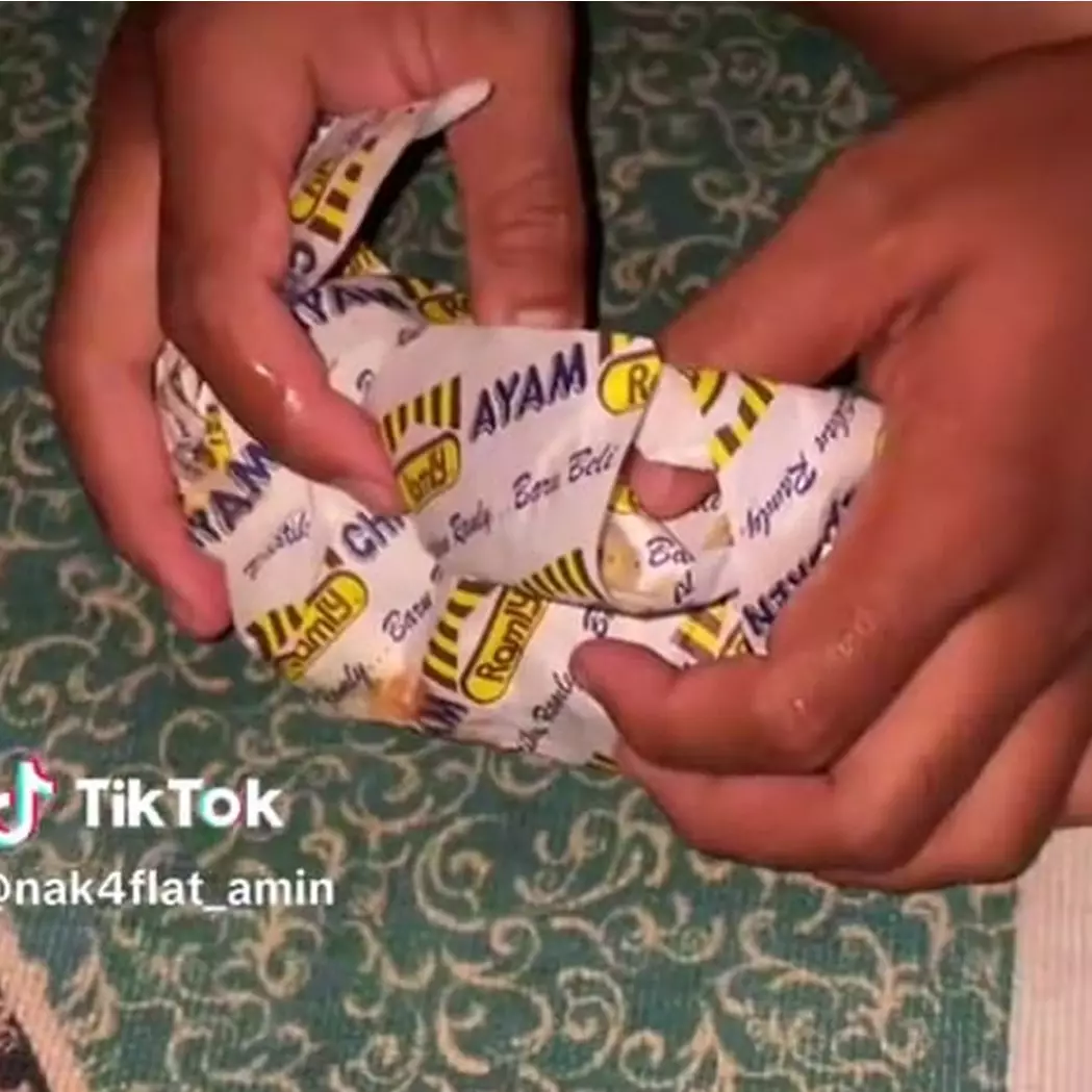 Pria ini pesan burger pakai layanan antar makanan, pas datang dapat bonus yang bikin geleng kepala