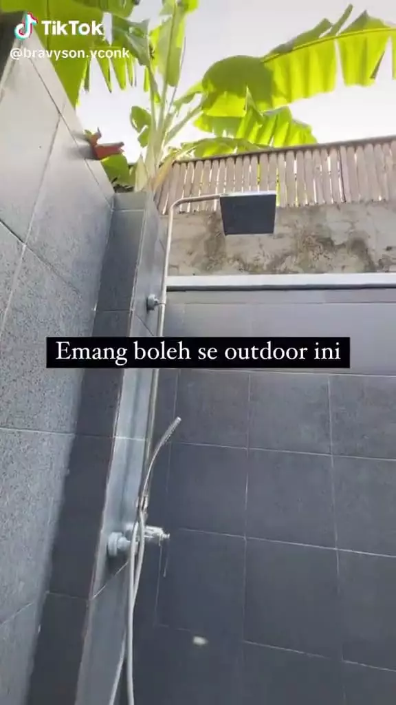 Desain kamar mandi outdoor nyeleneh © TikTok