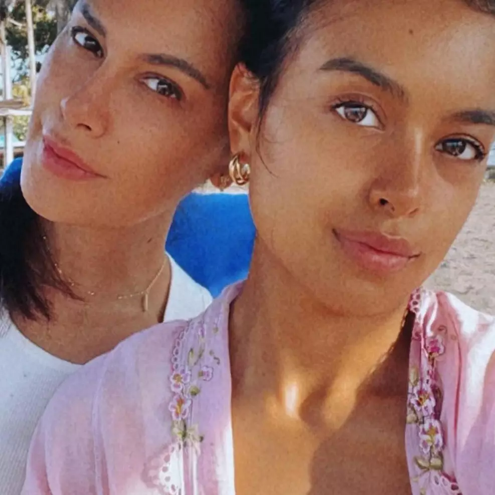 8 Potret Eva Celia rayakan ultah ke-31 bareng keluarga, digelar sederhana &amp; tiup lilin di dapur